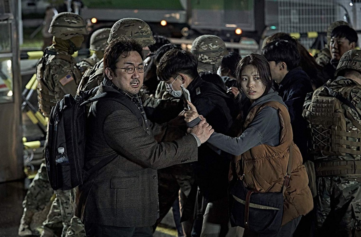 Ma Dong Seok dan Suzy sedang membantu evakuasi warga ketika Gunung Daekdu meletus